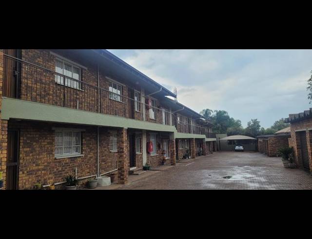 2 BEDROOM TOWNHOUSE FOR SALE IN NEW REDRUTH